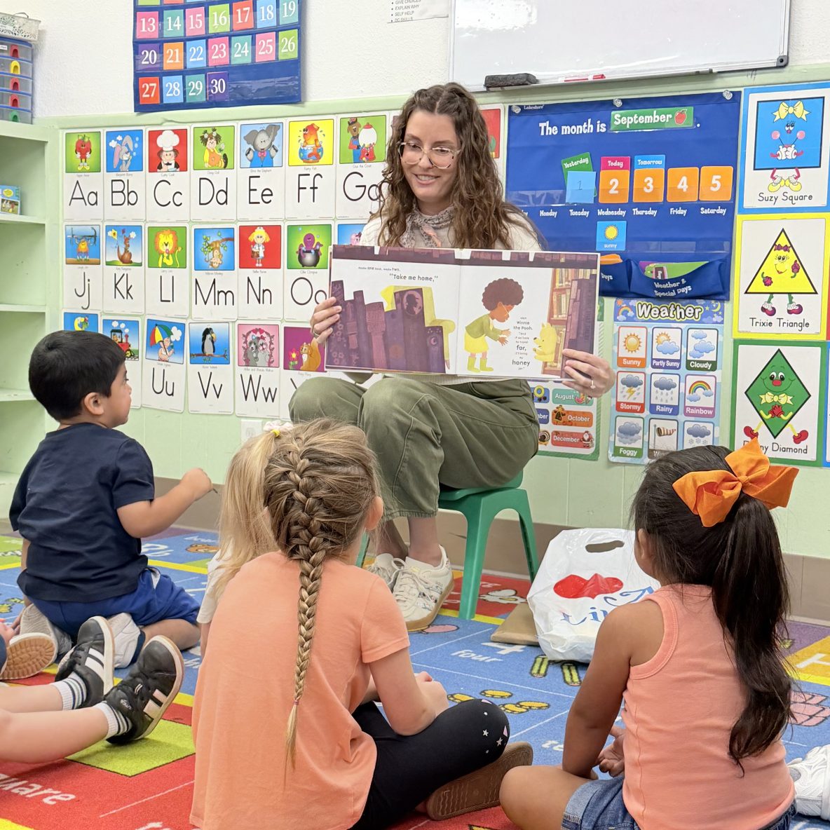 librarian reads to preschoolers from Tom Chapin's The Library Book
